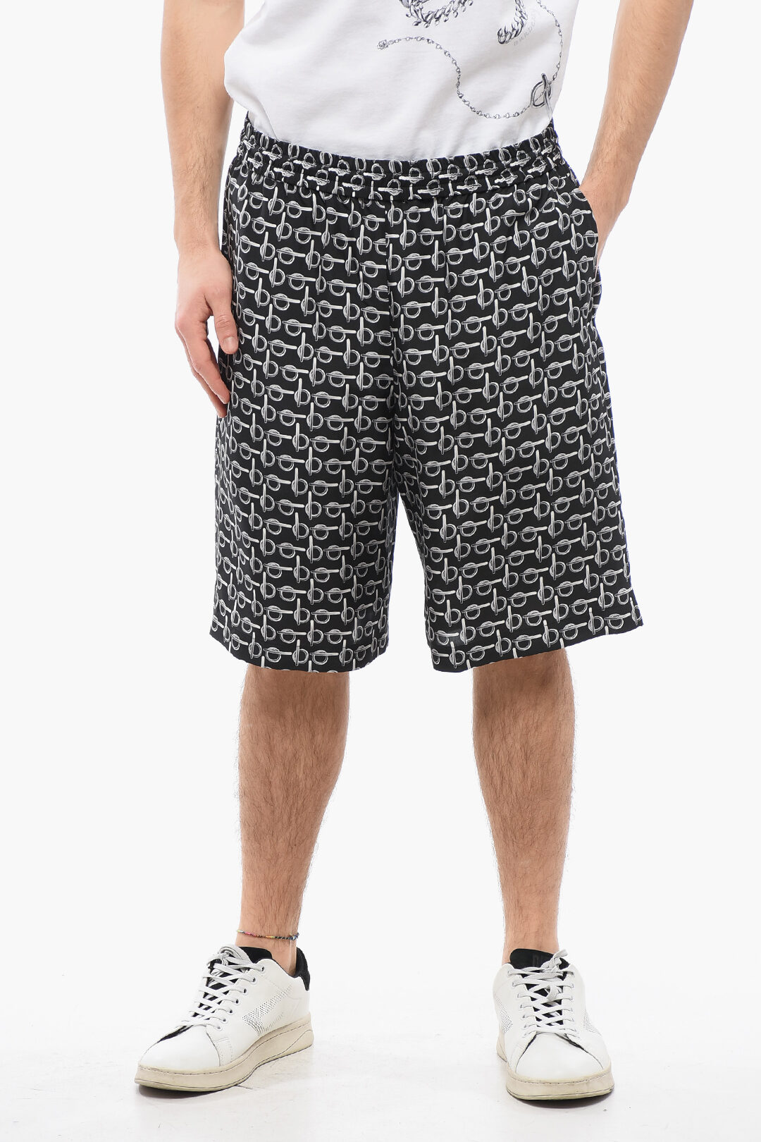 【送料&関税込】Burberry Printed Silk Shorts Burberry Chain Printed Silk Shorts with Elastic Waistband