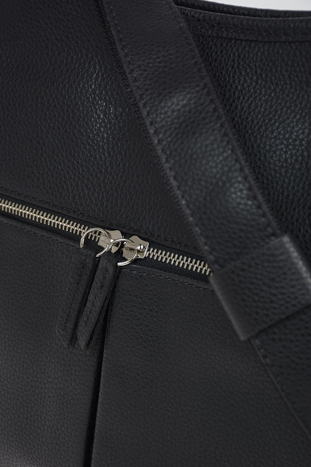 Longchamp Outer Pockets Shoulder Bags