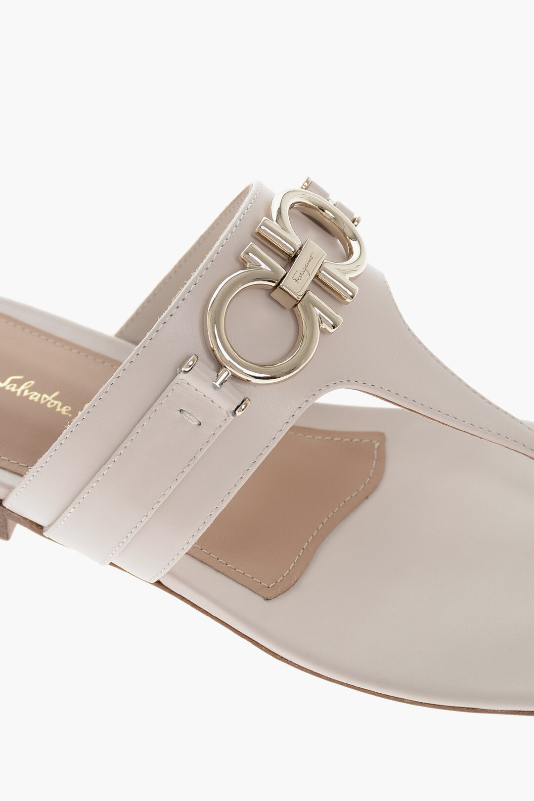 サンダル・ミュール FERRAGAMO RIKIS SANDALS Salvatore Ferragamo Leather RIKIS Thong Sandals with Logoed