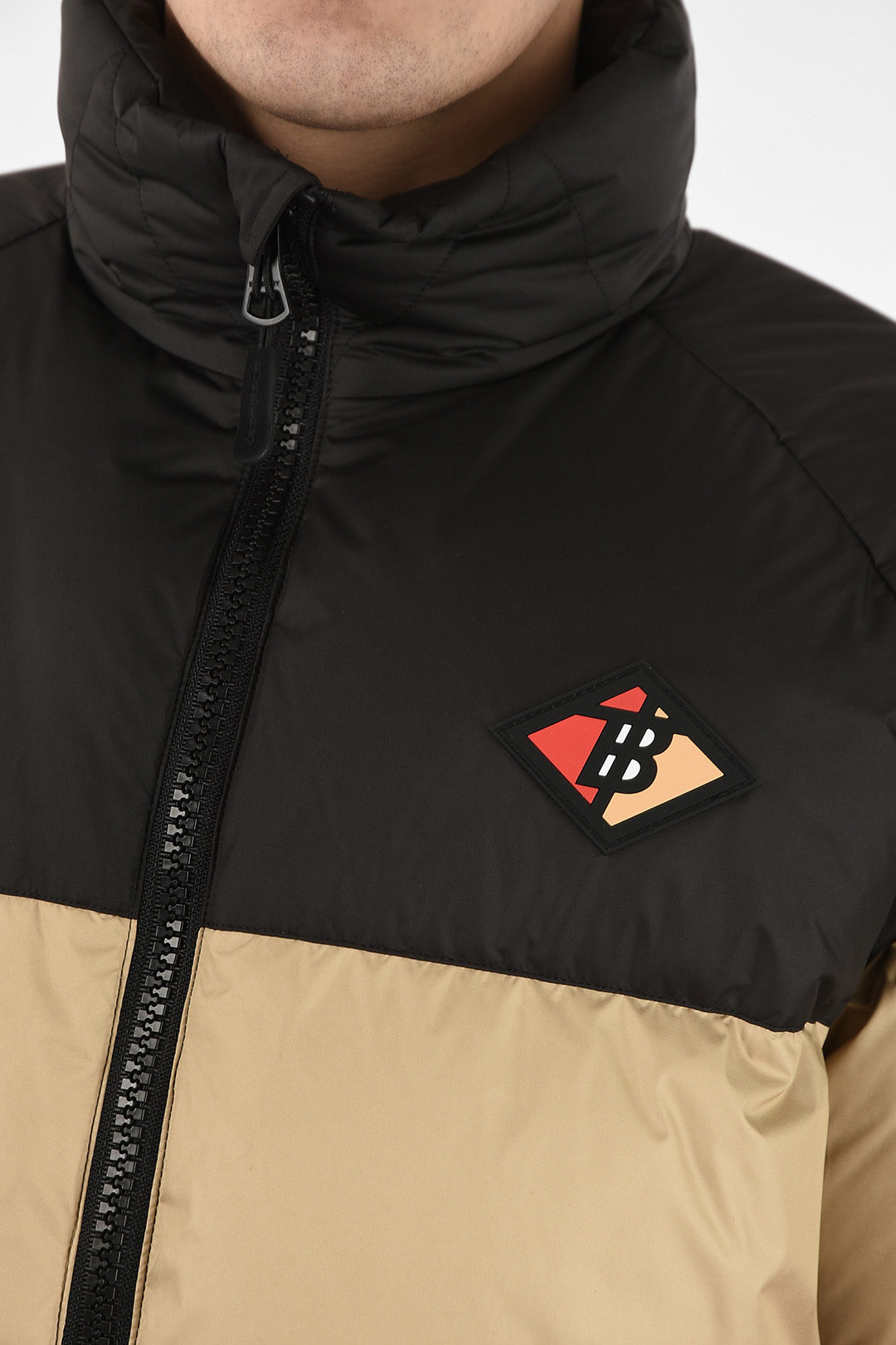 piumino con zip frontale