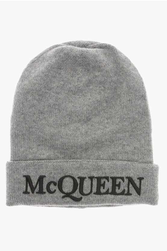 Alexander Mcqueen Solid Colour Cashmere Beanie With Embroidered Logo In Grey