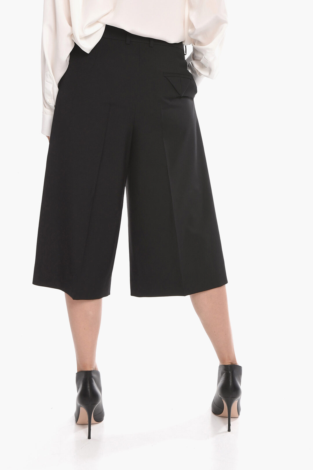 ショートパンツ BOTTEGA VENETA Women Shorts  Burmudas 810488V3PH0 1000 Blac black-leather-bottega-veneta-